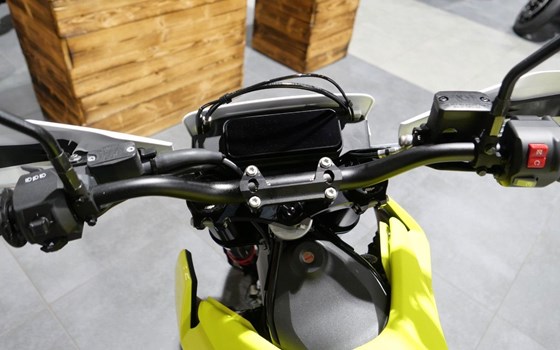 Neufahrzeug Husqvarna 701 Supermoto - Bild 7