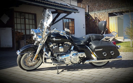 Gebrauchtmotorrad Harley-Davidson Road King Classic FLHRC - Bild 1