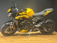 Gebrauchtmotorrad Triumph Street Triple 765 RS Service neu / viel Zubehör