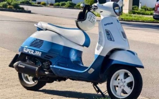Gebrauchtmotorrad Vespa GTS 300 Super - Bild 1