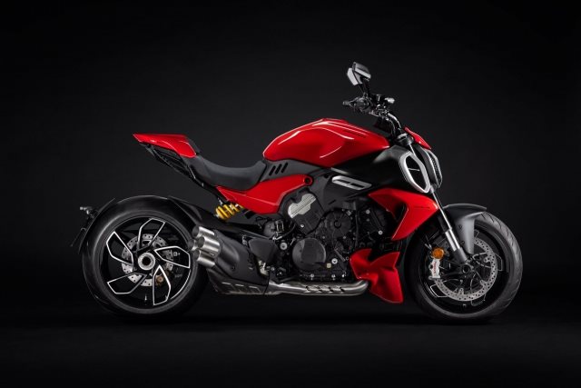 Ducati Diavel V4<br />V4 red DUCATIPIRNA