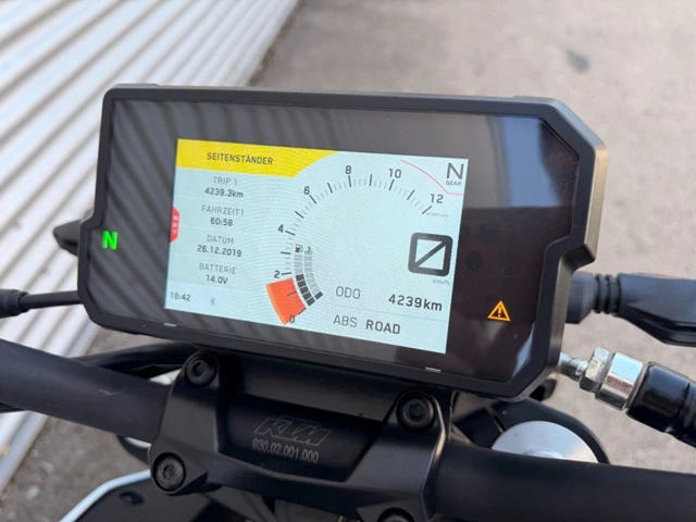 KTM 390 Duke (weiss) - Bild 4