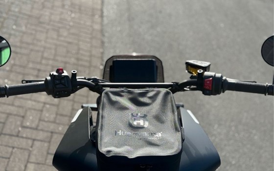 Neufahrzeug Husqvarna Svartpilen 801 - Bild 17