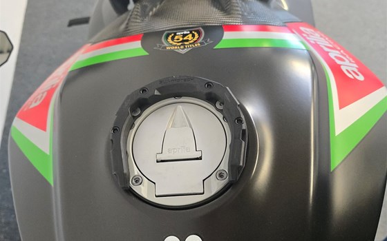 Gebrauchtmotorrad Aprilia Tuono V4 1100 Factory - Bild 10