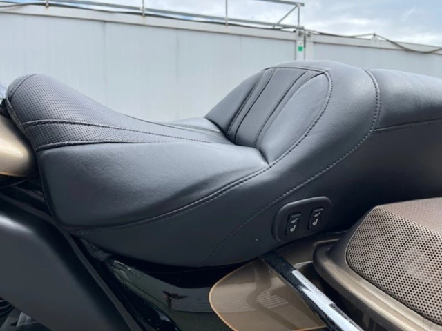 Harley-Davidson CVO Road Glide FLTRXSE (gold) - Bild 12