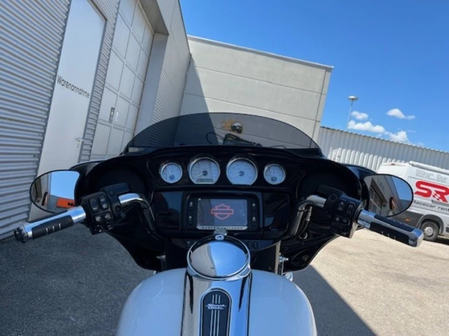 Harley-Davidson Touring Street Glide Special FLHXS (weiss) - Bild 12