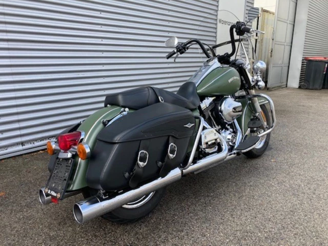 Harley-Davidson Road King Classic FLHRC (schwarz) - Bild 5