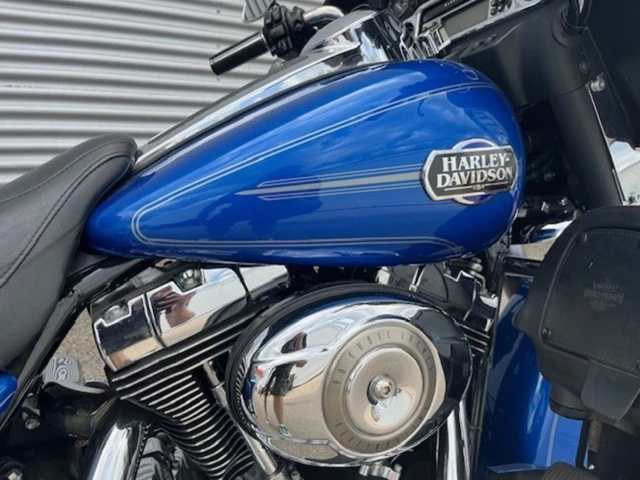 Harley-Davidson Electra Glide Classic FLHTC (blau) - Bild 5