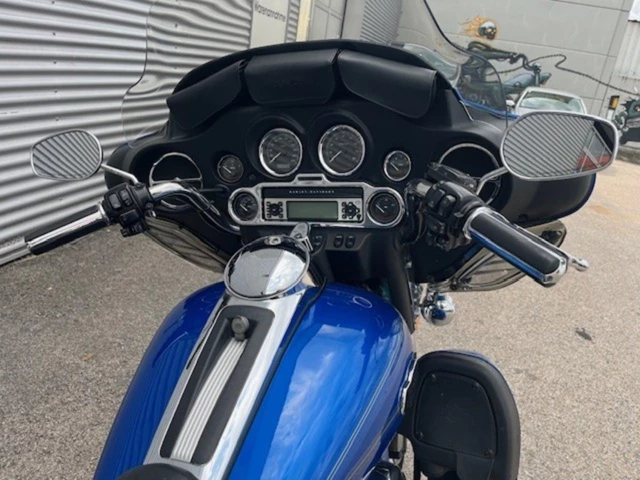 Harley-Davidson Electra Glide Classic FLHTC (blau) - Bild 6