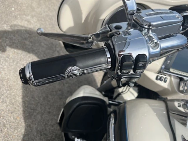 Harley-Davidson Electra Glide Ultra Classic FLHTCU (grün) - Bild 11