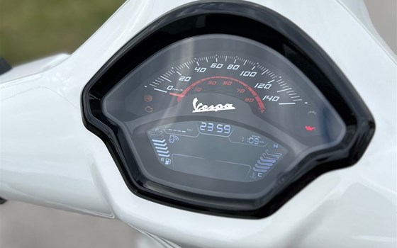 Gebrauchtmotorrad Vespa GTS 300 Super Sport - Bild 6