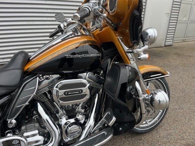Harley-Davidson CVO Ultra Limited FLHTKSE (gold) - Bild 15