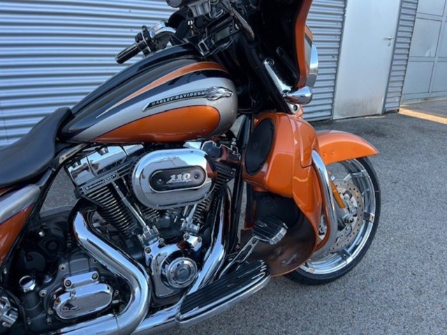 Harley-Davidson CVO Street Glide FLHXSE (schwarz) - Bild 4