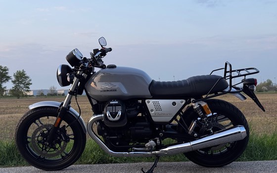 Gebrauchtmotorrad Moto Guzzi V7 III Milano - Bild 1