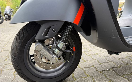 Gebrauchtmotorrad Vespa GTS 300 Super Sport - Bild 8