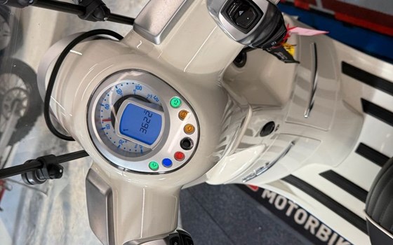 Gebrauchtmotorrad Peugeot Django 150 Allure - Bild 11