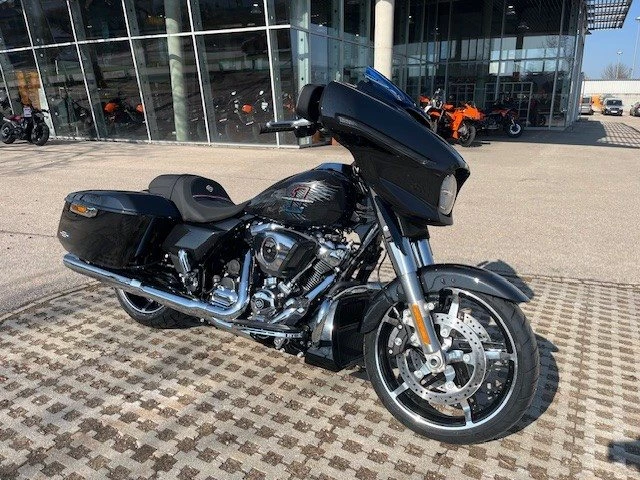 Harley-Davidson Street Glide FLHX (Midnight Ember/Chrome Finish) - Bild 2