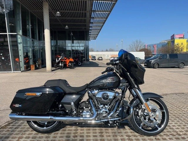 Harley-Davidson Street Glide FLHX (Midnight Ember/Chrome Finish) - Bild 3