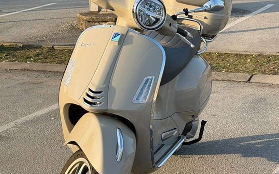 Gebrauchtmotorrad Vespa GTS 300 hpe - Bild 1