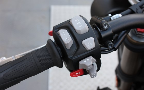 Gebrauchtmotorrad Triumph Speed Triple S - Bild 11