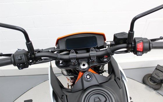 Neufahrzeug KTM 390 SMC R - Bild 10