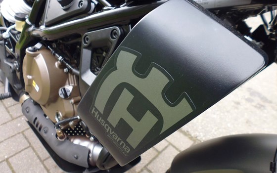Gebrauchtmotorrad Husqvarna Svartpilen 401 - Bild 11