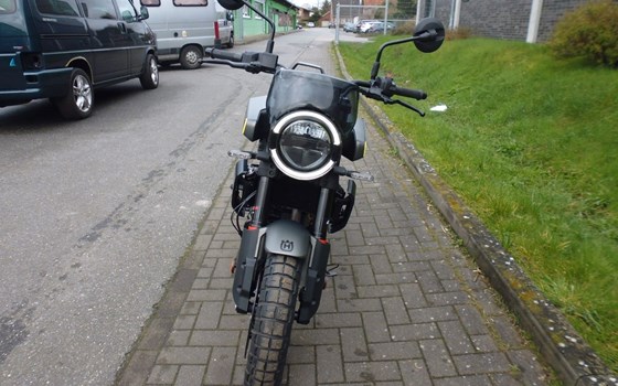Gebrauchtmotorrad Husqvarna Svartpilen 401 - Bild 17