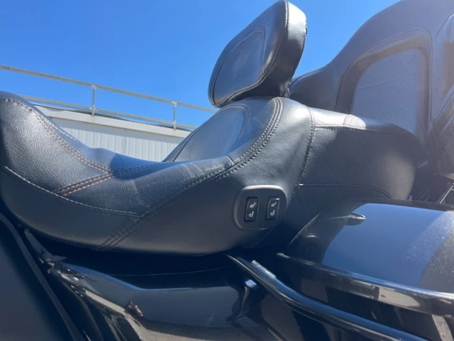 Harley-Davidson CVO Ultra Limited FLHTKSE (schwarz) - Bild 13