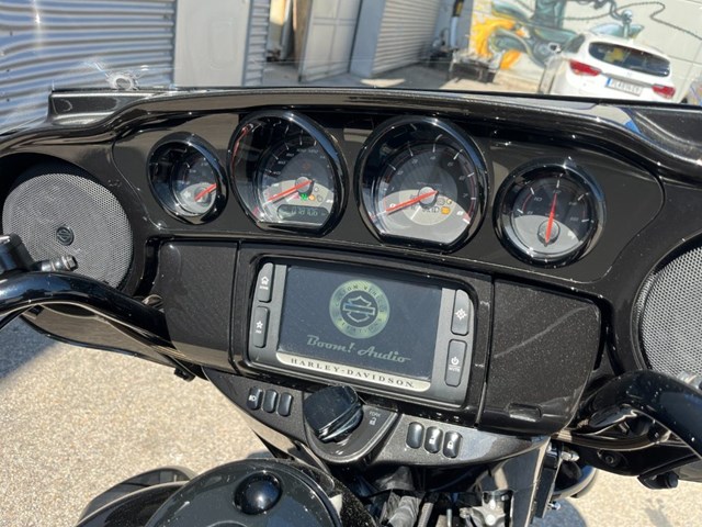 Harley-Davidson CVO Ultra Limited FLHTKSE (schwarz) - Bild 16