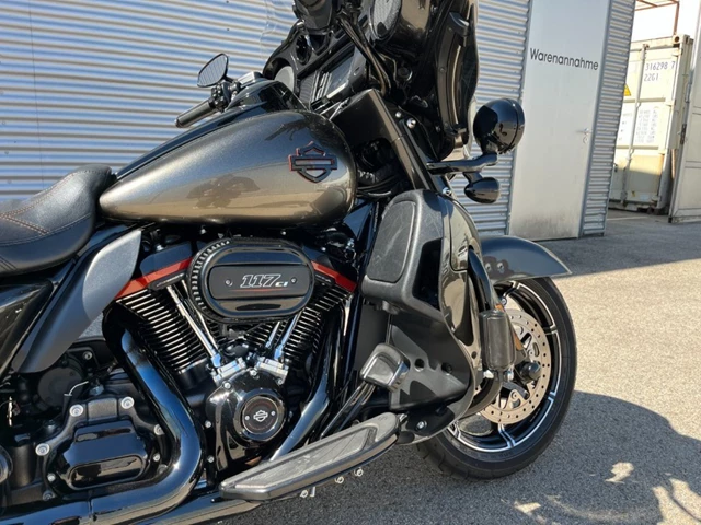 Harley-Davidson CVO Ultra Limited FLHTKSE (schwarz) - Bild 3