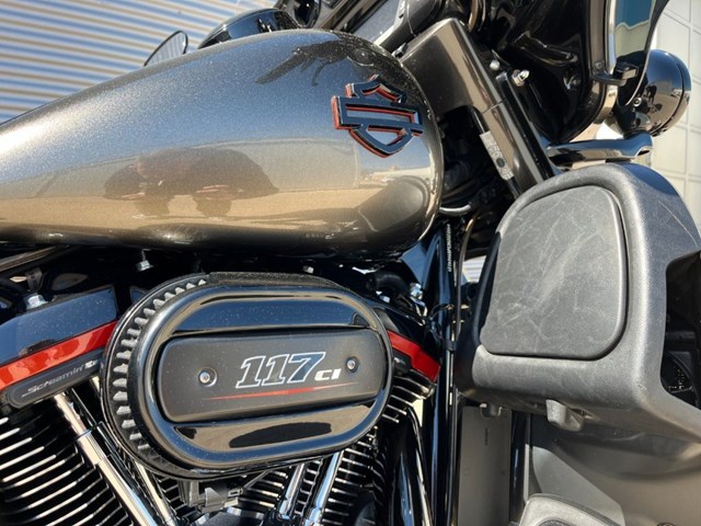 Harley-Davidson CVO Ultra Limited FLHTKSE (schwarz) - Bild 6