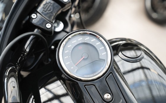 Gebrauchtmotorrad Harley-Davidson Softail Sport Glide FLSB - Bild 11