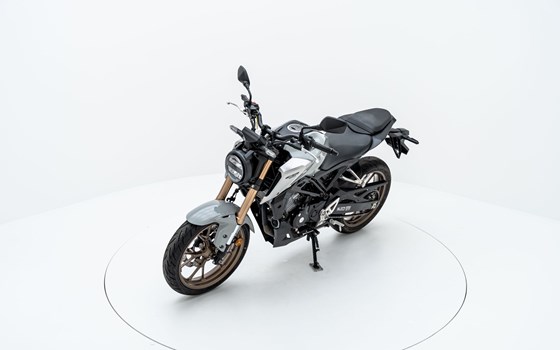 Motorrad Occasion Honda CB125R - Bild 3