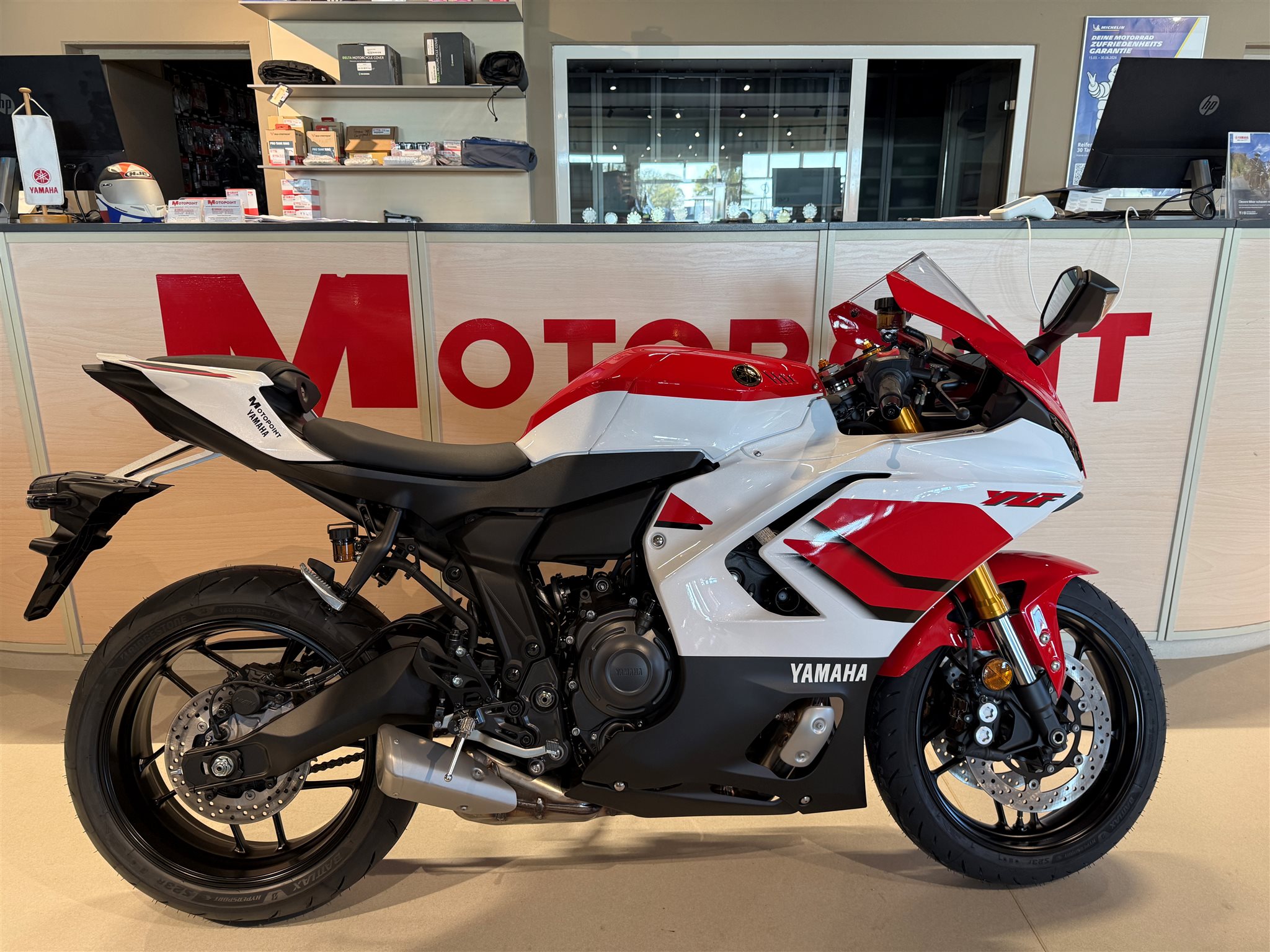 Yamaha R7