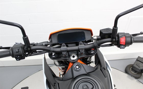 Neufahrzeug KTM 390 SMC R - Bild 10