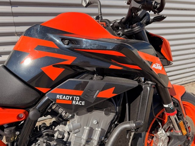 KTM 890 Duke GP (orange) - Bild 4