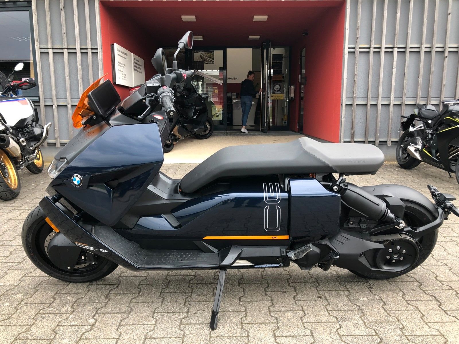 BMW CE 04