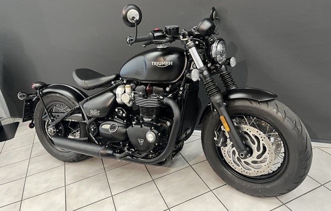 Triumph Bonneville Bobber Black