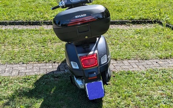 Motorrad Occasion Vespa GTS 300 hpe Super Tech - Bild 2
