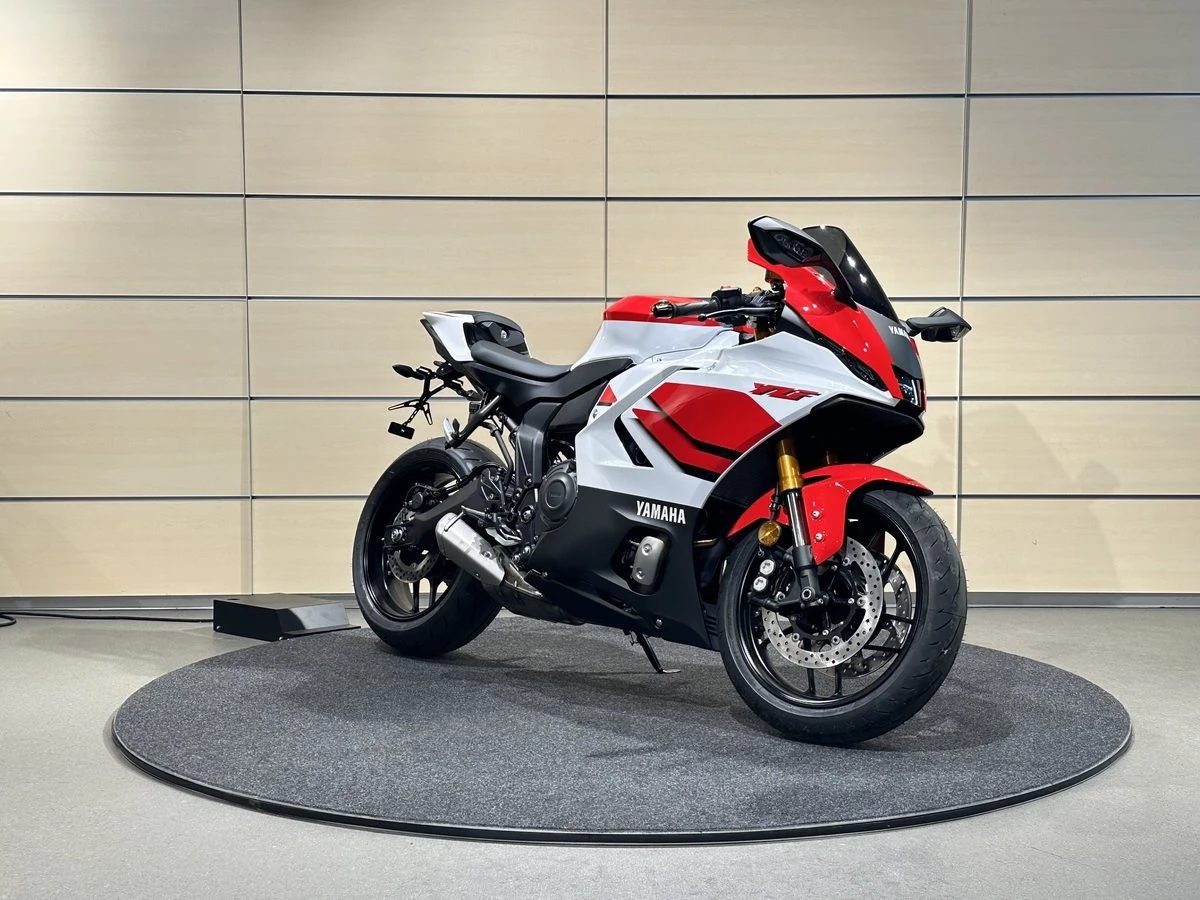 Yamaha R7