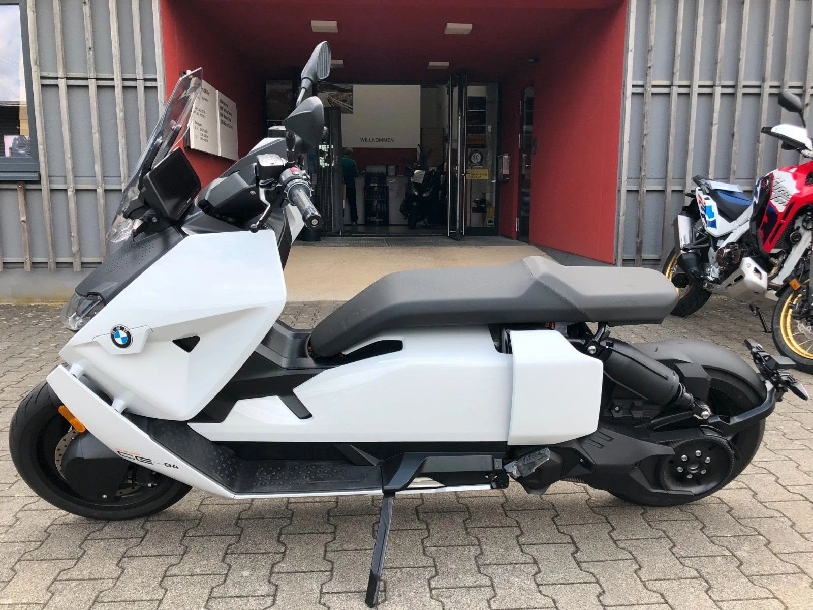 BMW CE 04