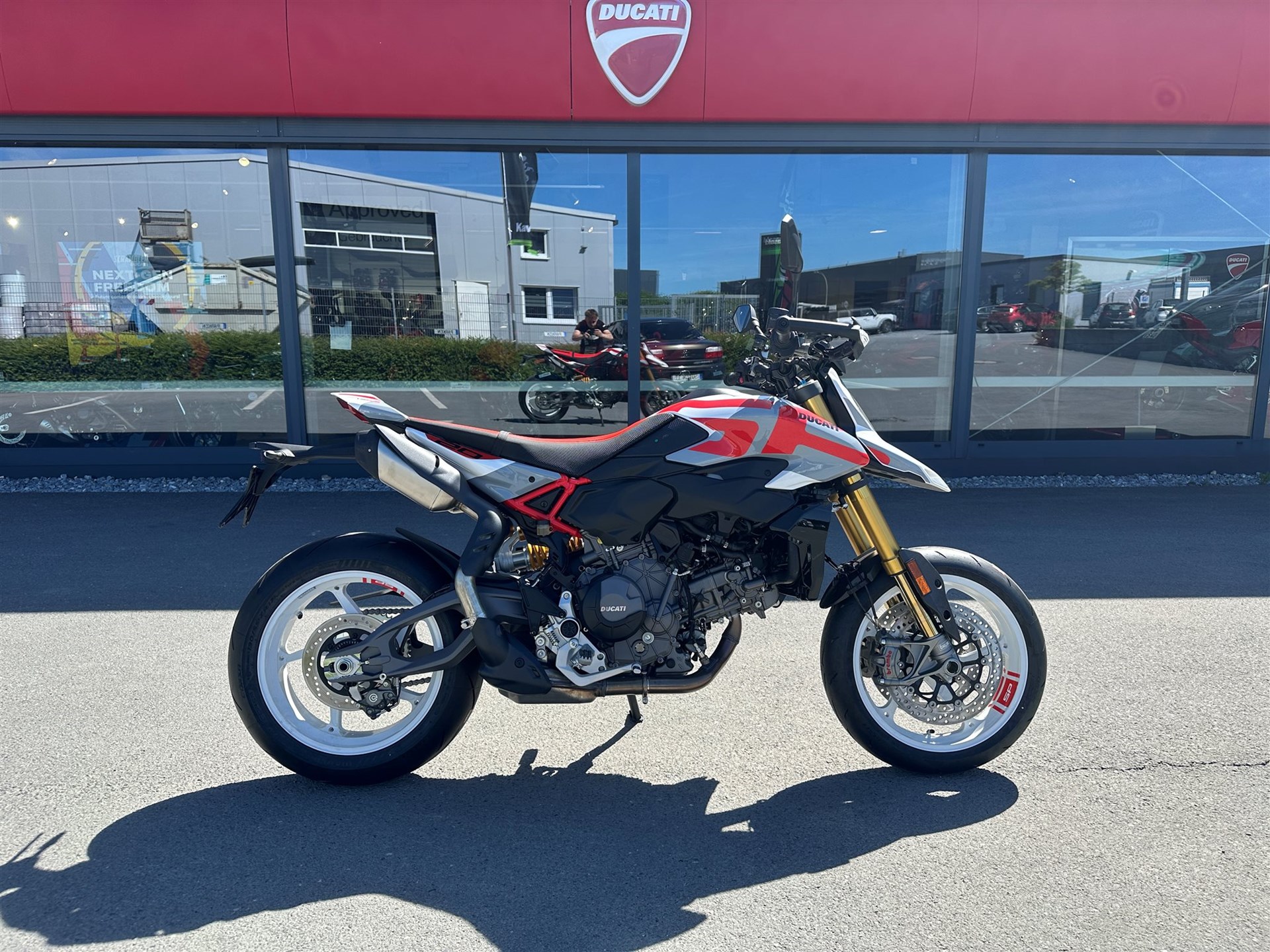 Ducati Hypermotard V2 SP