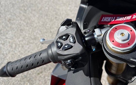 Gebrauchtmotorrad Aprilia RSV4 1100 - Bild 2