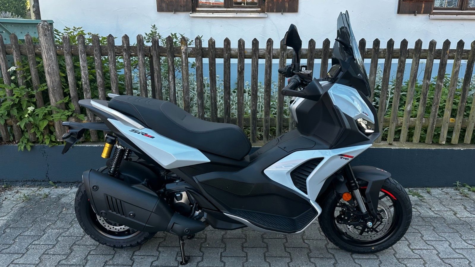 Aprilia SR GT 400