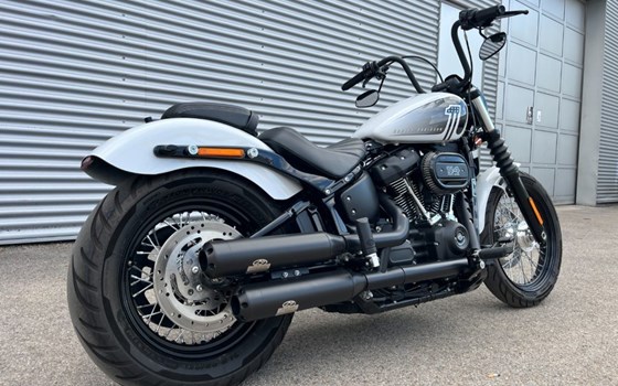 Gebrauchtmotorrad Harley-Davidson Softail Street Bob 114 FXBBS - Bild 10