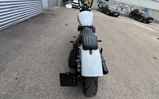 Gebrauchtmotorrad Harley-Davidson Softail Street Bob 114 FXBBS - Bild 11