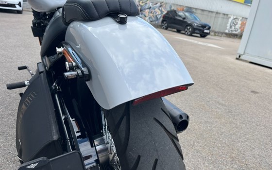 Gebrauchtmotorrad Harley-Davidson Softail Street Bob 114 FXBBS - Bild 12