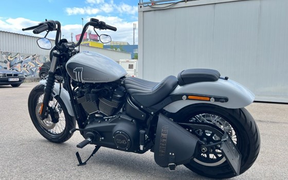 Gebrauchtmotorrad Harley-Davidson Softail Street Bob 114 FXBBS - Bild 13