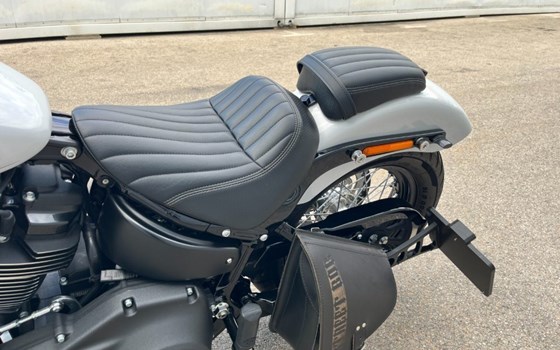 Gebrauchtmotorrad Harley-Davidson Softail Street Bob 114 FXBBS - Bild 15