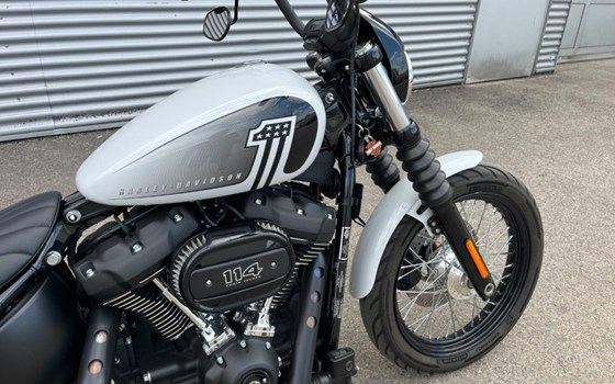 Gebrauchtmotorrad Harley-Davidson Softail Street Bob 114 FXBBS - Bild 3